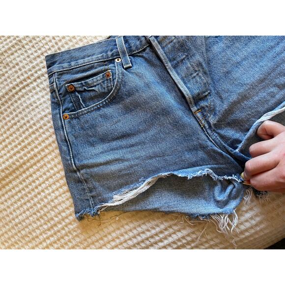 Levi’s 501 Medium Wash Cut Off High Waisted Cotton Denim Shorts Size 27 - Picture 6 of 14